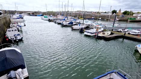 barcos atracados en un puerto tranquilo