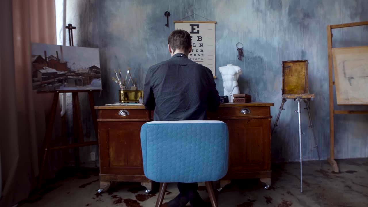 스튜디오에서 일하는 예술가