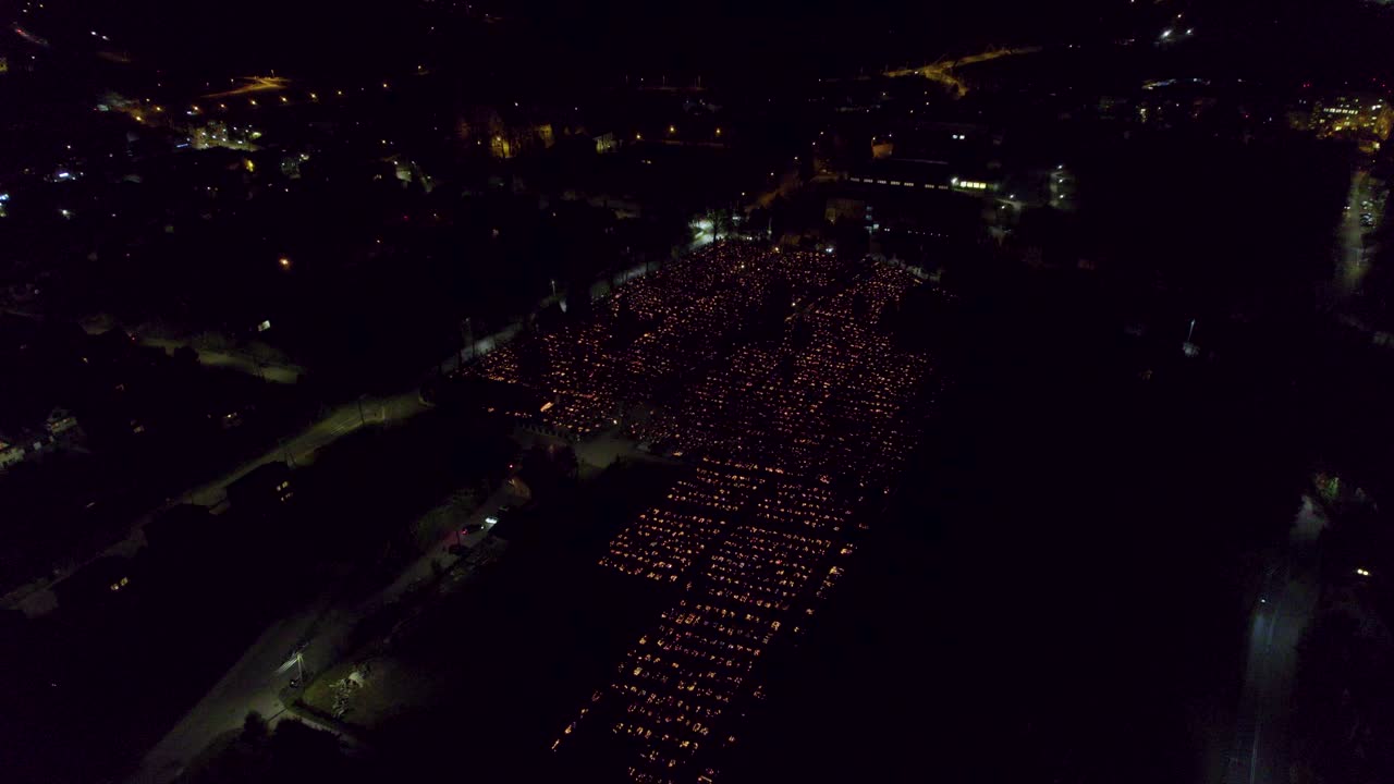 촛불로 밝혀진 거대한 묘지의 조감도