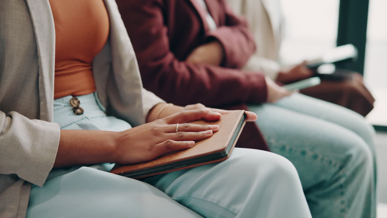 비즈니스 회의 에서 앉아서 듣고 있는 여자 의 근접 사진