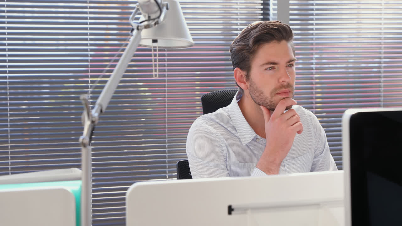 hombre ejecutivo trabajando en el escritorio 4k