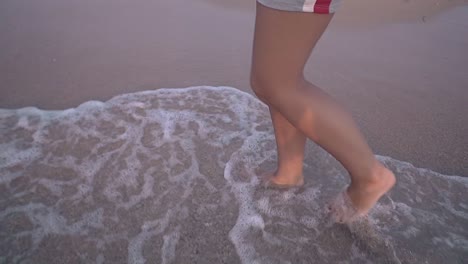 Chica-En-Vestido-Corto-Pies-Caminando-Sobre-El-Agua-Del-Borde-Del-Mar-Cámara-Lenta