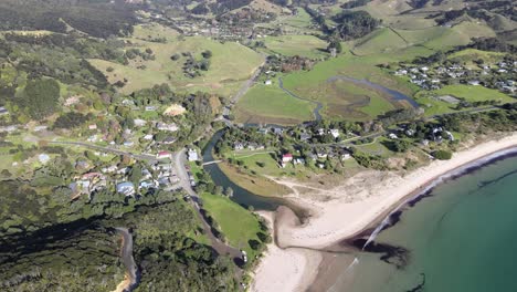 Weitläufiger-Blick-Auf-Den-Fluss-Und-Den-Strand-Von-Kuaotunu-Auf-Der-Coromandel-Halbinsel-Von-Waikato,-Neuseeland