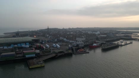 Rettungsbootstation-Und-Drohnenaufnahmen-Von-Harwich-Town-Am-Wasser