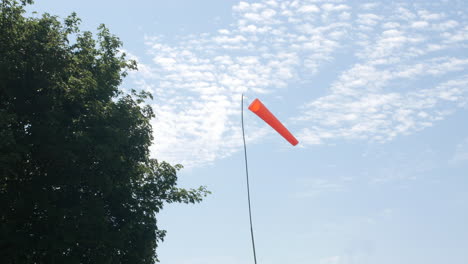 Flugplatz-Windrichtung-Windsack-Flagge-Im-Sommer