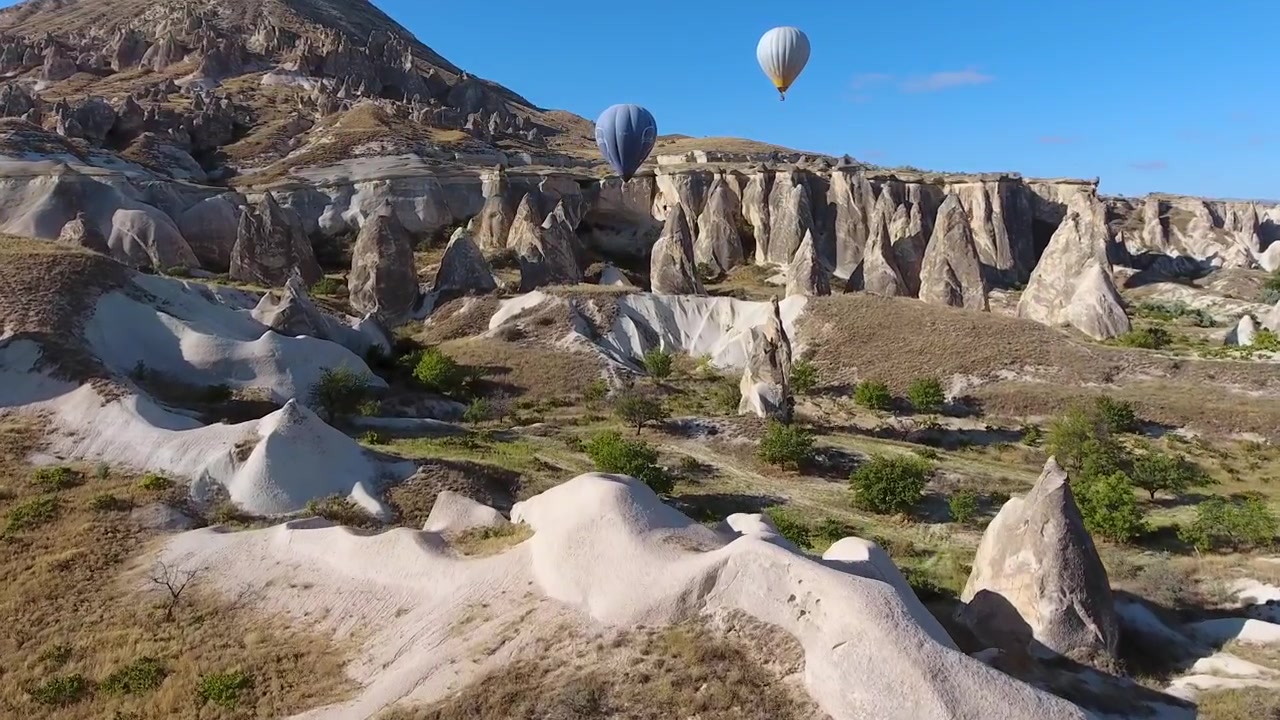 Mongolfiere che volano sopra i camini delle fate della Cappadocia