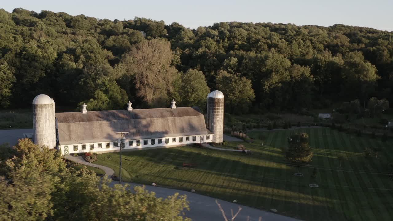 antigua granja y silos en vista orbital aérea