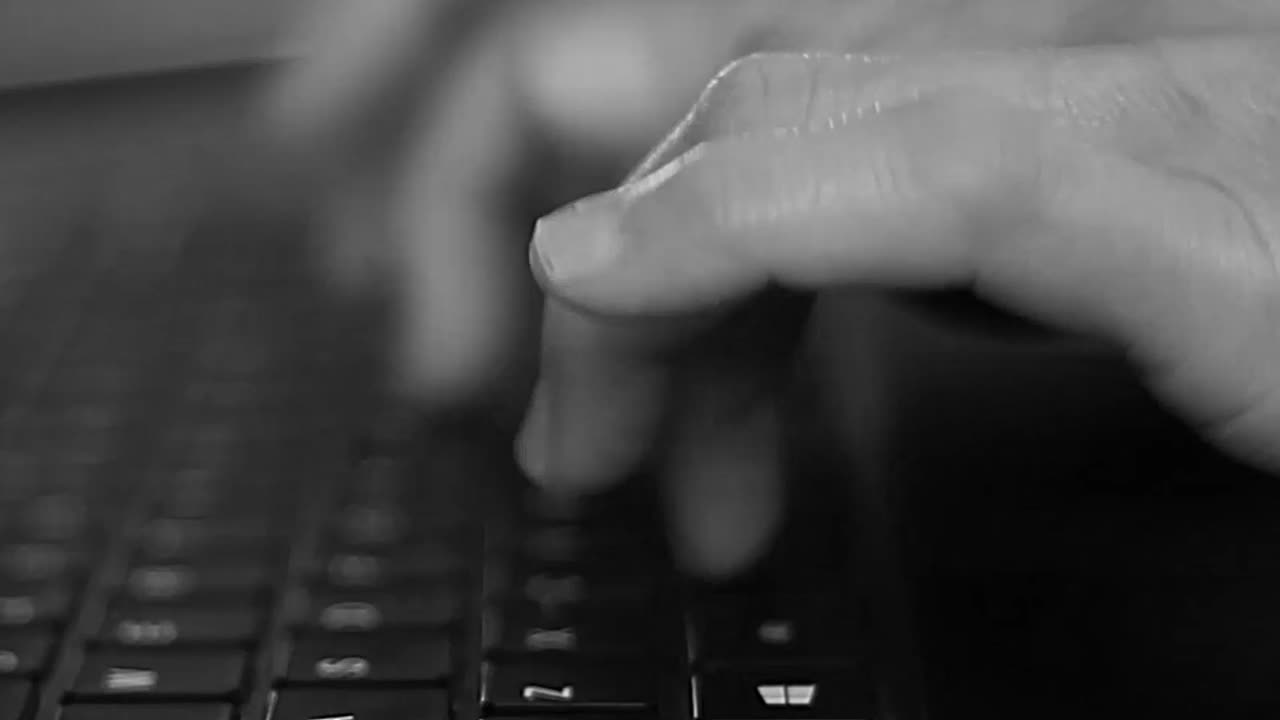 Escribiendo en un teclado de portátil y pagando una factura en la oficina trabajando desde casa con vídeos de stock de personas