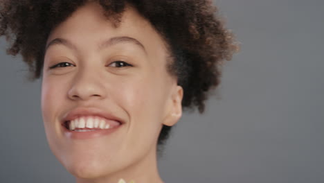 Cerrar-Retrato-Belleza-Mujer-Tocando-La-Piel-Con-Flor-De-Orquídea-Acariciando-Una-Tez-Suave-Y-Saludable-Disfrutando-De-Una-Fragancia-Sensual-Natural-Coqueta-Joven-Mujer-Sobre-Fondo-Gris-Concepto-De-Cuidado-De-La-Piel