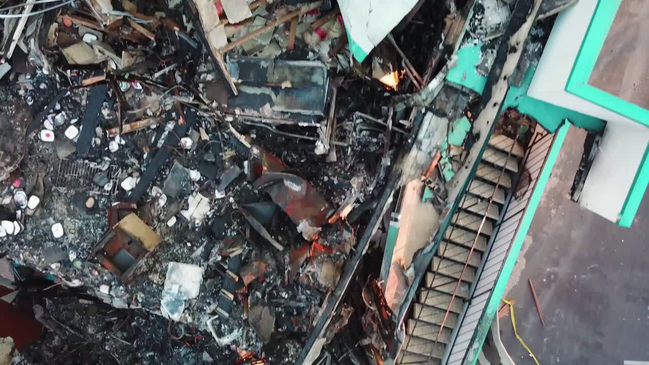 2017년 토마스 산불 이후 캘리포니아 벤추라에서 화재로 파괴된 언덕 위의 아파트 건물 1