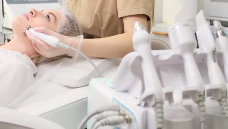 mujer que recibe tratamiento facial