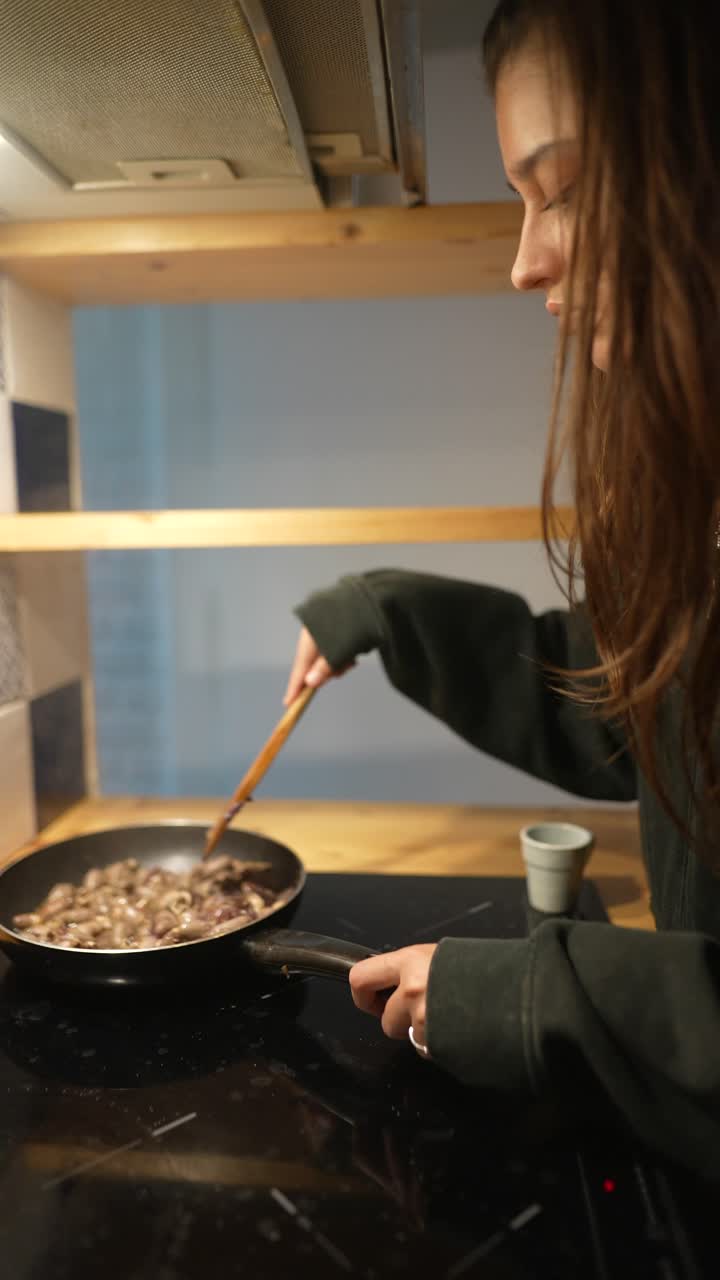 Joven mujer cocinando en la cocina