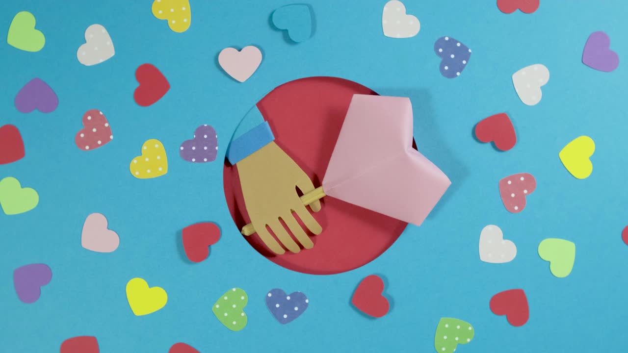 발렌타인 데이 배경의 회전: 다채로운 종이 심장을 가진 휴일 추상 발렌타인의 배경 4k 비디오 영상 사랑 개념