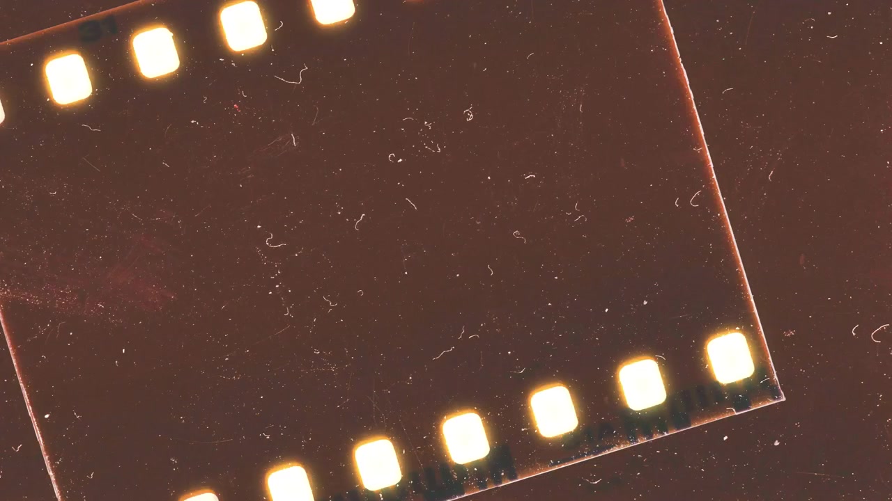 埃と傷が付いた古い35mmフィルムストリップのクローズアップ