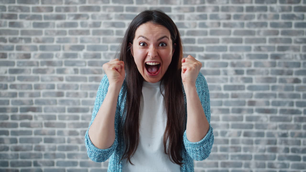mujer emocionada celebrando