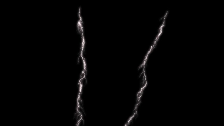 Fulmini bianchi su sfondo nero con ramificazioni elettriche, bagliore luminoso ed energia drammatica di tempesta