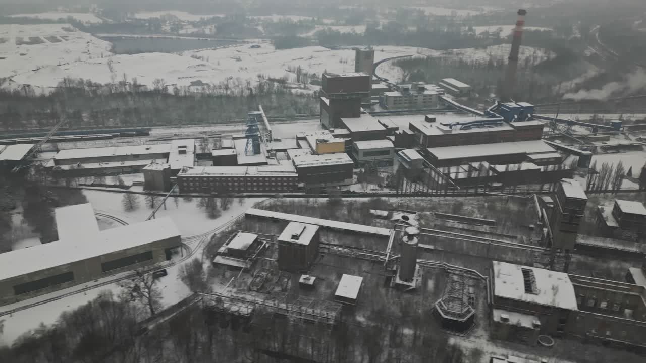 Drone avslører Karvina industriell kullgruve midt i et frostkaldt og dystert vinterlandskap