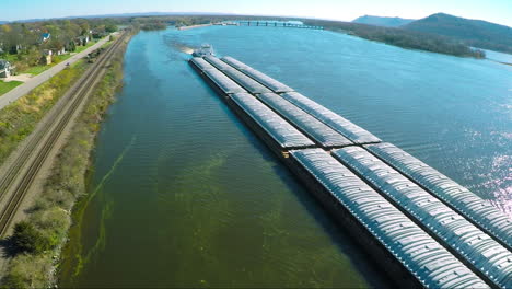 Una-Muy-Buena-Antena-De-Una-Gran-Barcaza-De-Carbón-Que-Sube-Por-El-Río-Mississippi-4