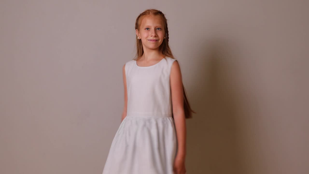 una niña con un vestido está girando.