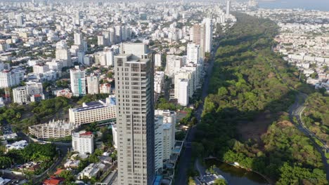 Anacaona-avenue-empty-due-to-quarantine-caused-by-the-pandemic