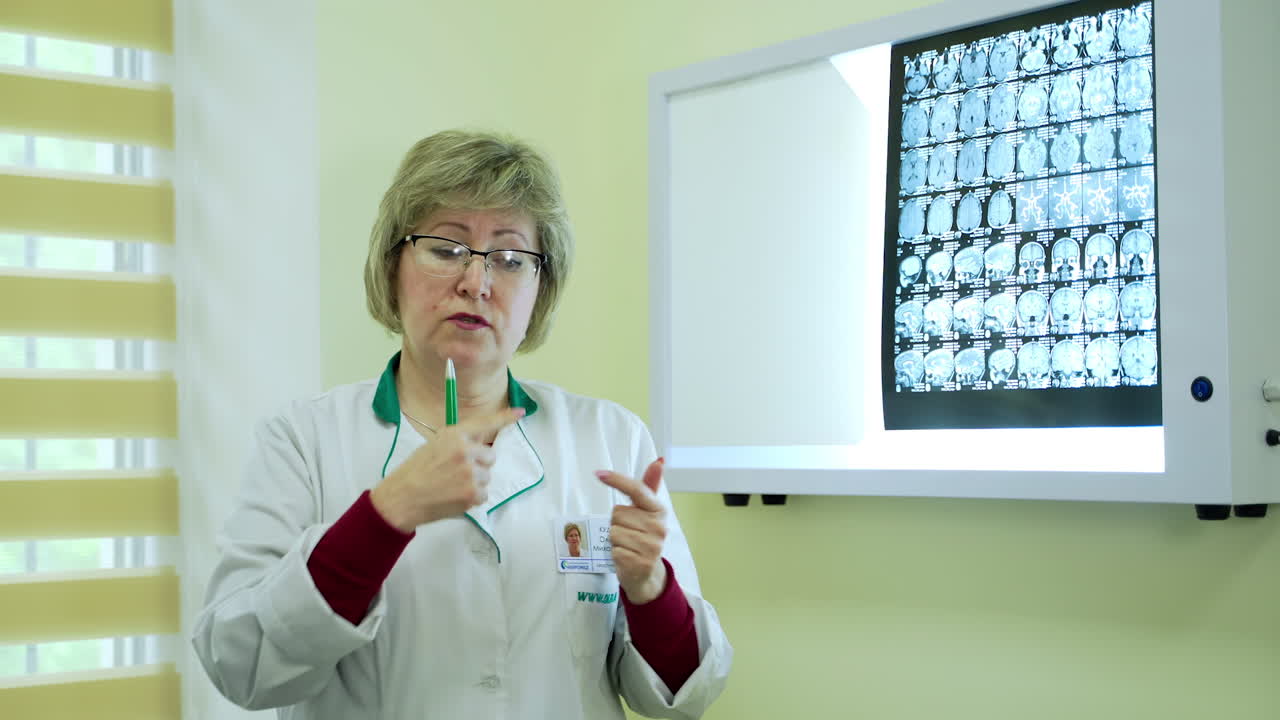 Medico che controlla una scansione radiografica. Dottoressa che analizza il risultato della scansione del paziente