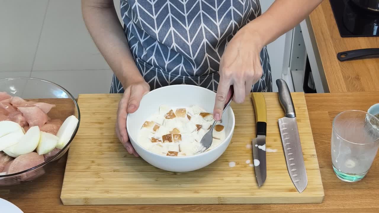 marinado pecho de pollo con migas de pan