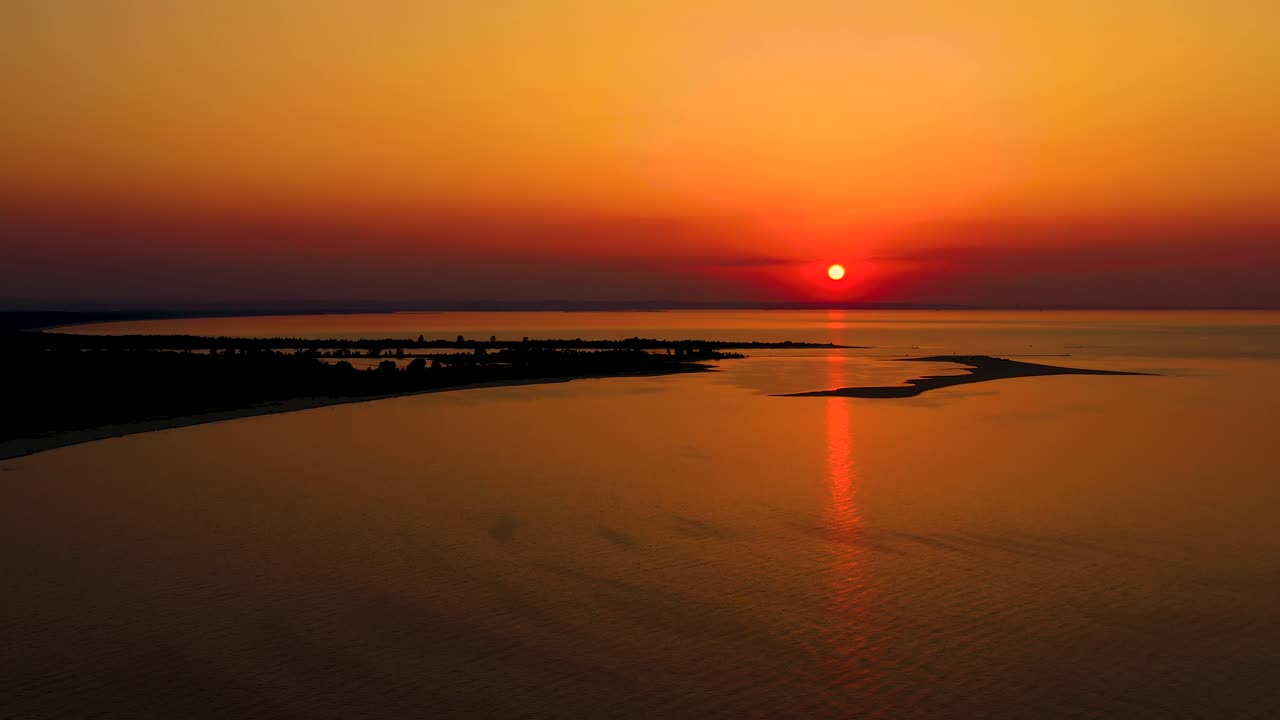 4k uhd drone aéreo ver hermosa puesta de sol sobre playa tropical con nubes en medio del mar