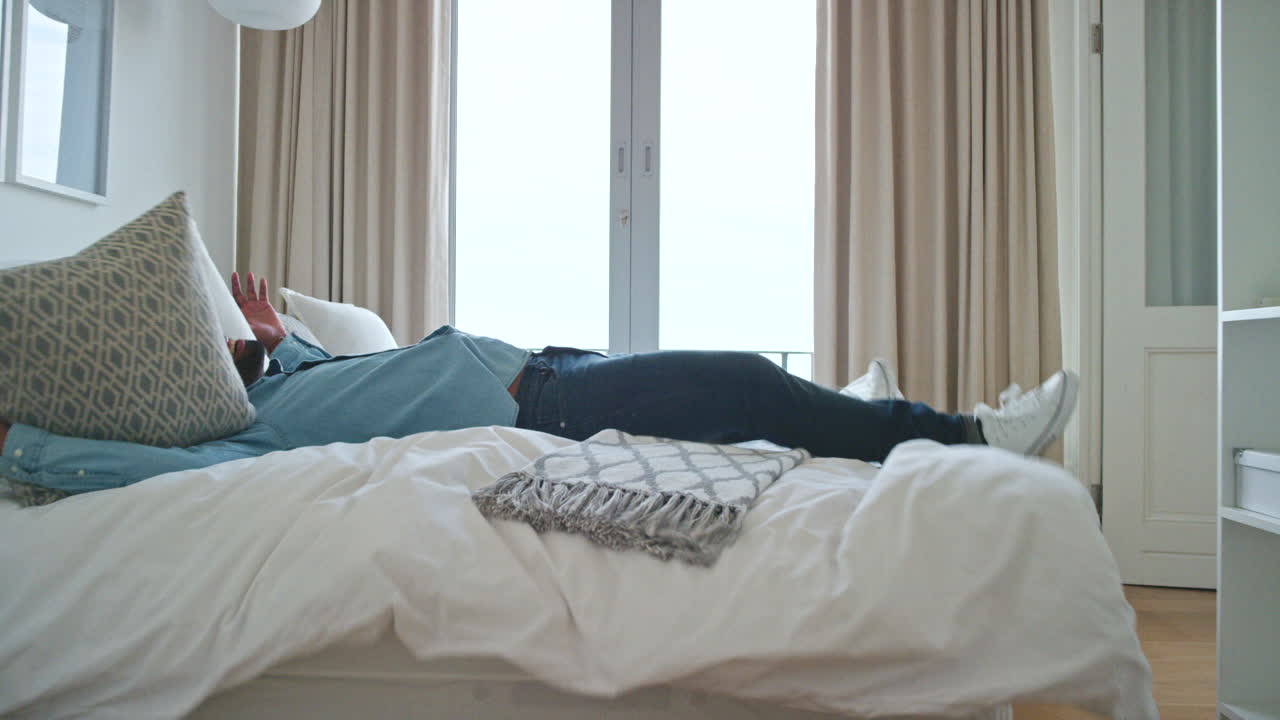 럭셔리, 환대와 휴식 남자가 침대에 뛰어