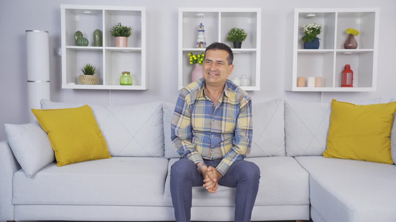 긍정적인 표정의  ⁇ 은이. 행복하고 생명에 가득 찬.