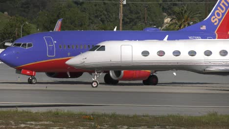 avión privado se prepara para despegar