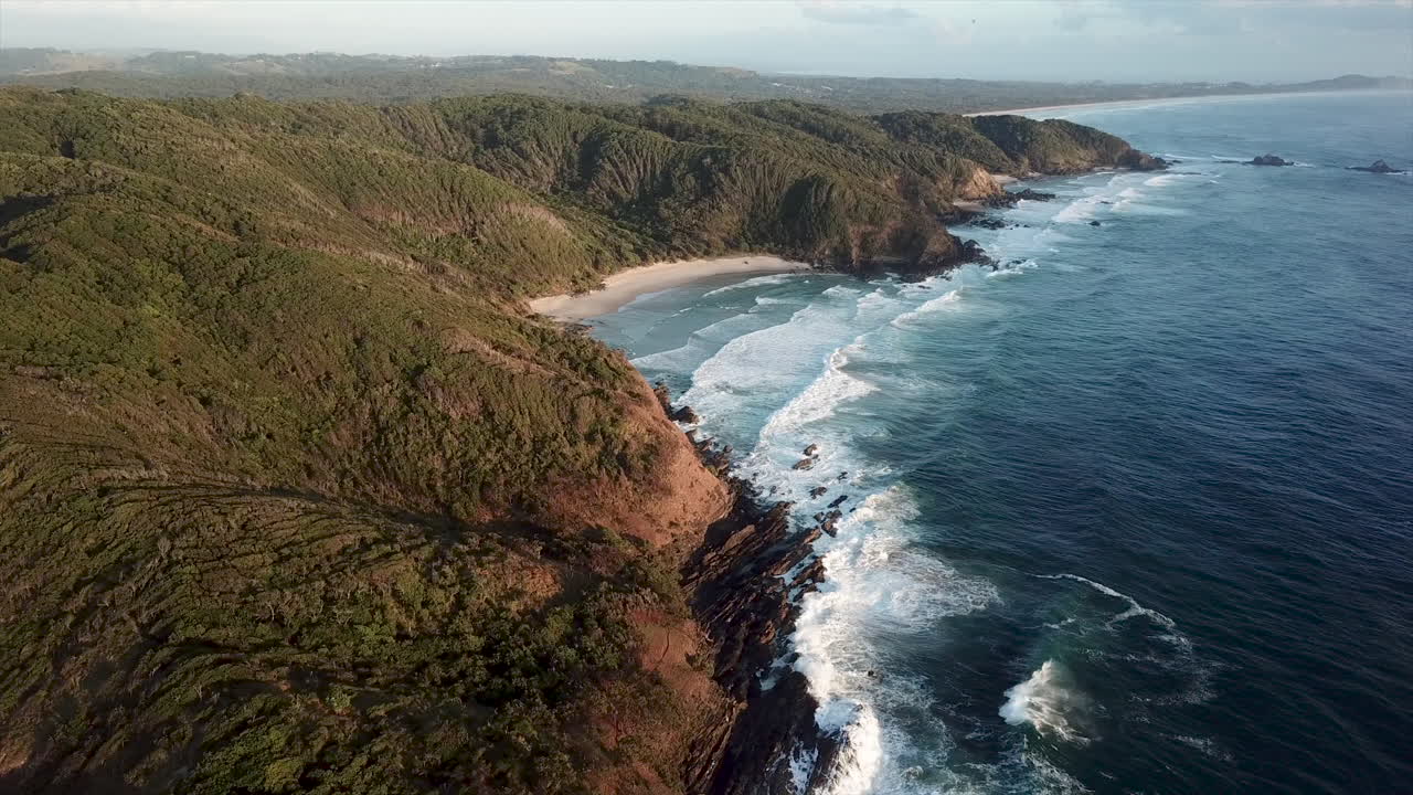 Vid droneopptak av hav, strender og fjell ved Byron Bay, Australia