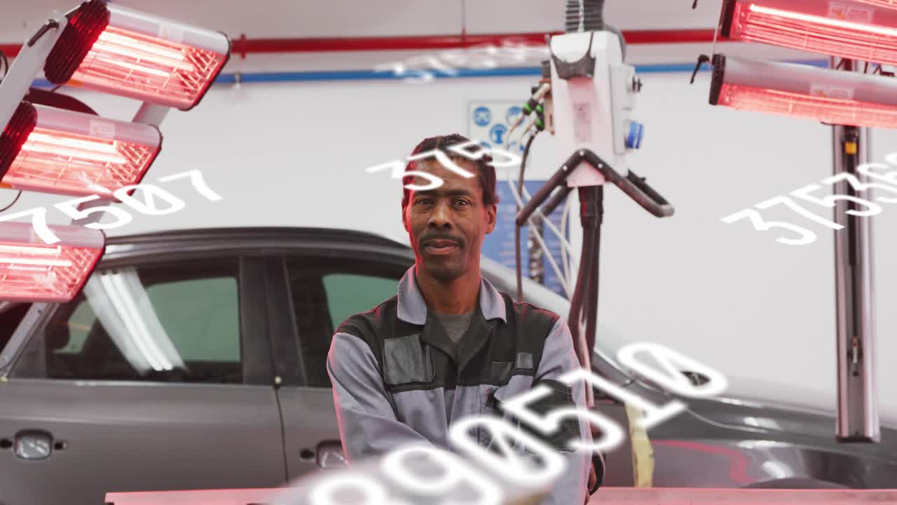 Técnico automotivo masculino de braços cruzados observando robô ativar e números de cura de pintura passando pela lente.