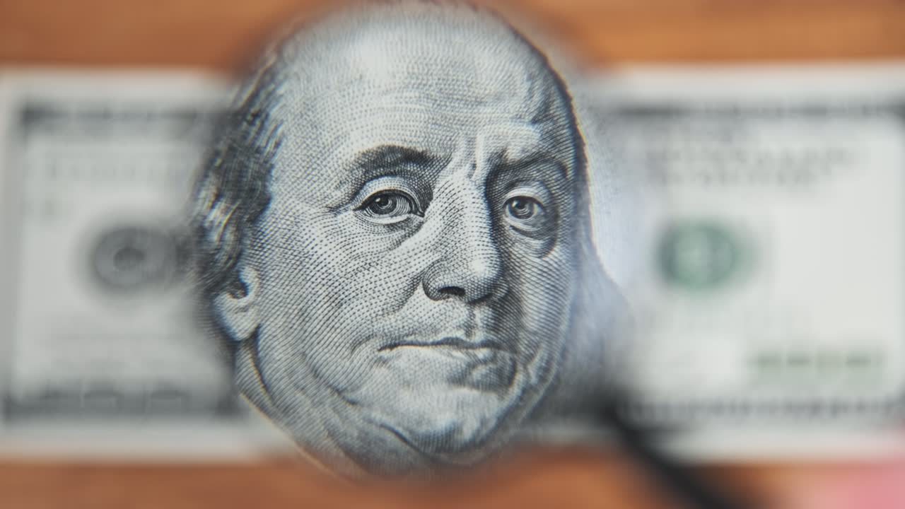 Ahşap Masa Üzerinde Büyüteç Altında İncelenen Yüz Dolar