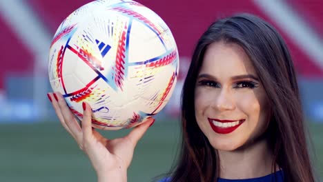 linda fan de brasil morena juega con fútbol, cámara lenta