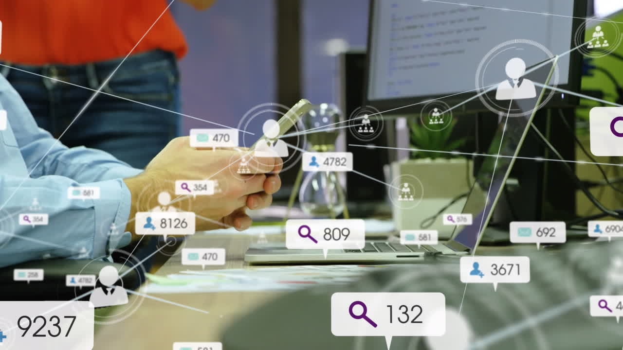 animación de iconos de personas conectadas, iconos de notificación, manos de un hombre de negocios caucásico usando el teléfono