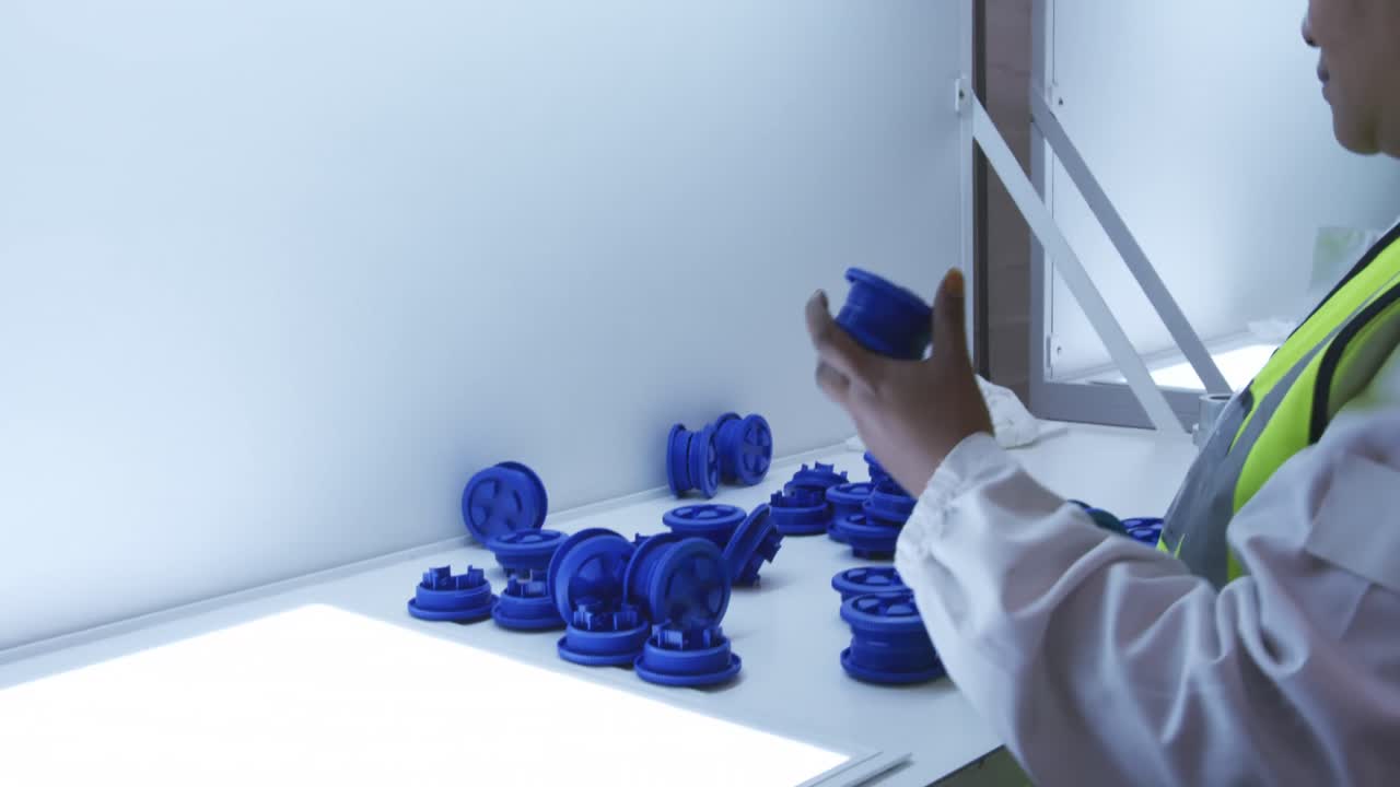 trabajadora de almacén que trabaja en una fábrica