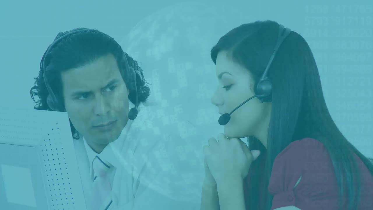 mundo de iconos digitales contra diversos ejecutivos de atención al cliente masculinos y femeninos hablando