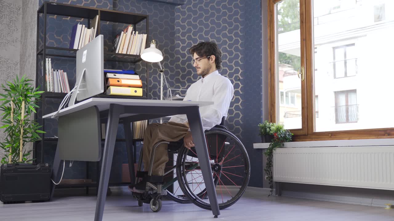 persona discapacitada motivada que trabaja por cuenta propia en una oficina.