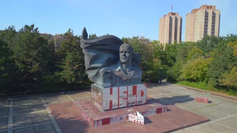 edificio prefabricado de la gdr en el fondo antena blanda mantecosa