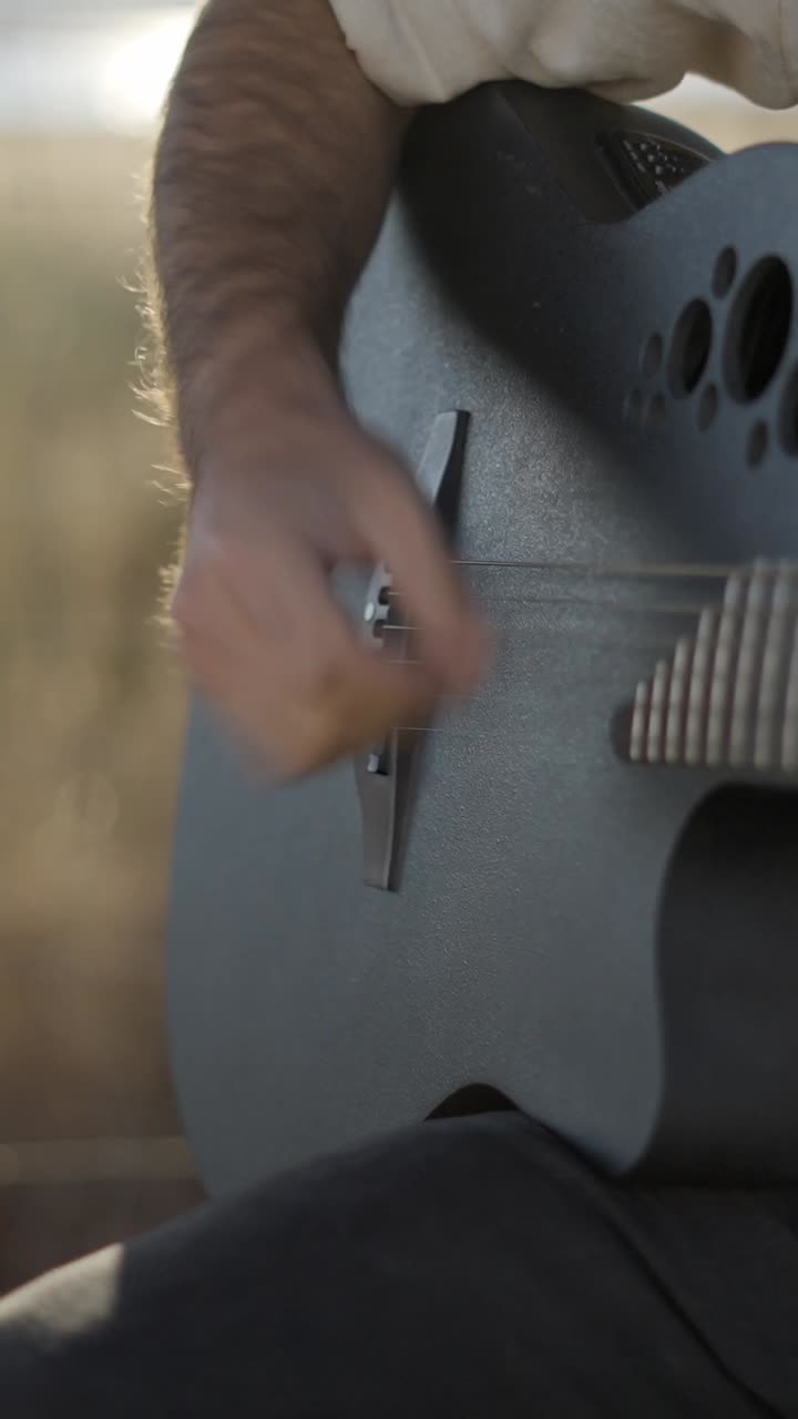 primer plano de una persona tocando una guitarra acústica