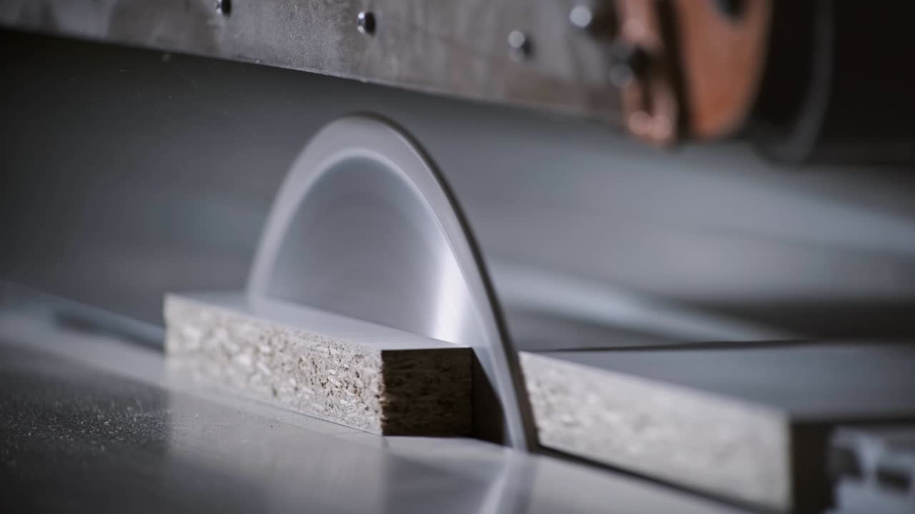 tabla de aserradura con sierra circular. tabla de corte de sierra circular