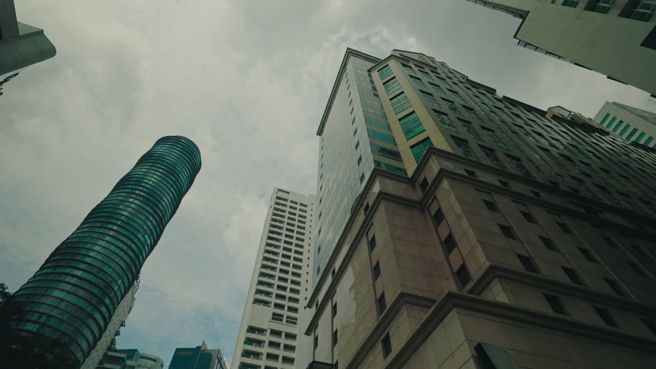 vista del horizonte de la ciudad desde abajo