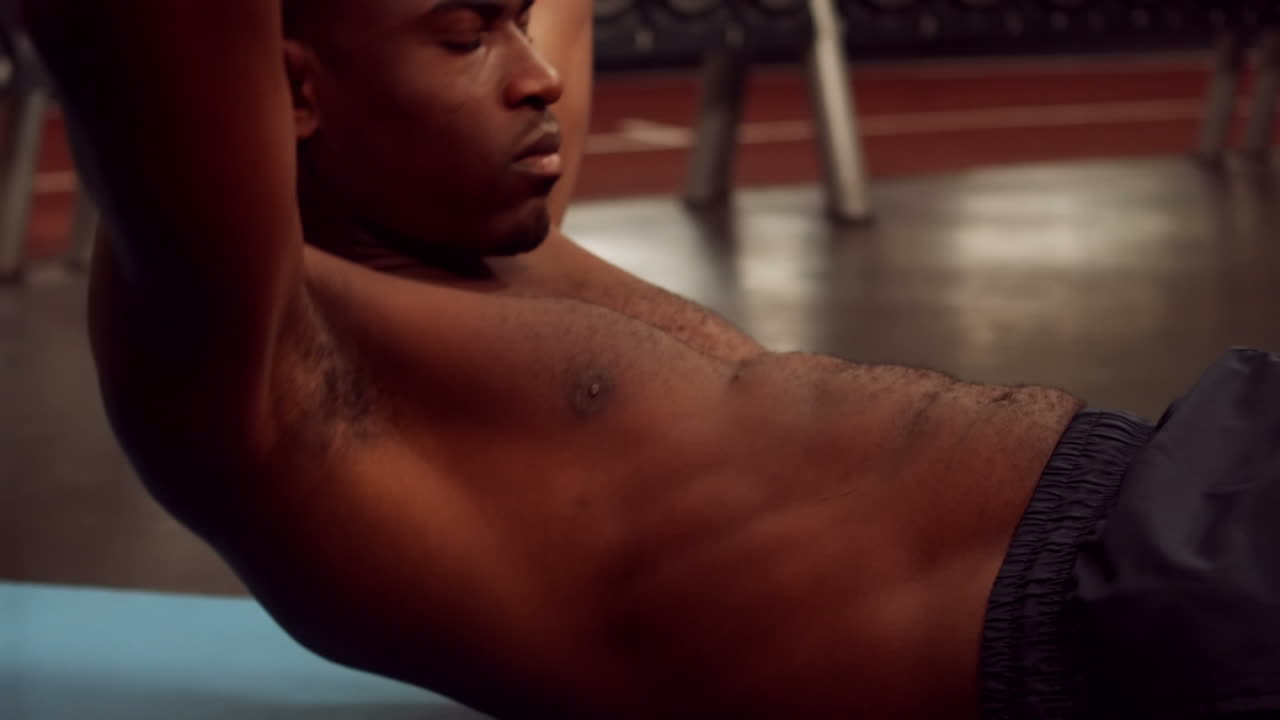 hombre en forma sin camisa haciendo abdominales