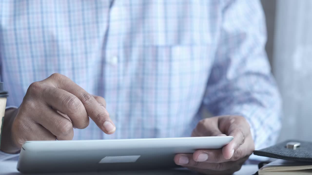 persona que utiliza una tableta