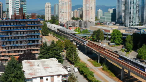 skytrain odjeżdżający ze stacji metra w burnaby, kolumbia brytyjska, kanada