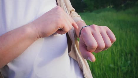 persona ajustando el reloj inteligente al aire libre