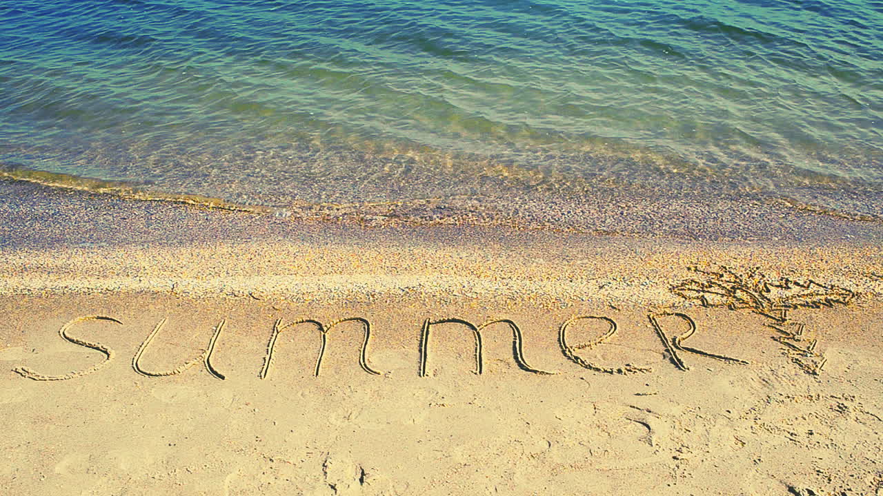 Aufschrift Sommer im Sand. Strandaufnahme.