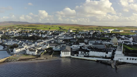 Luftaufnahme-Der-Whiskybrennerei-Bowmore-Und-Hauptstraße,-Die-Zur-Abgerundeten-Bowmore-Kirche-Führt