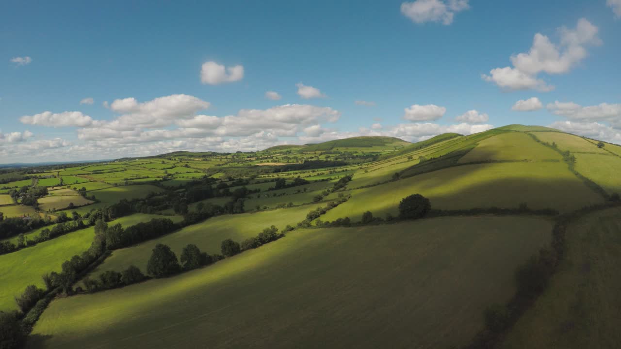 ascendiendo lentamente sobre los hermosos campos verdes y ondulantes de irlanda