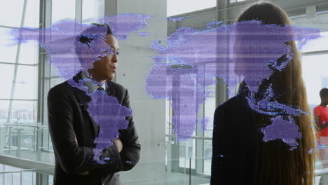 animación del mapa del mundo contra diversos hombres y mujeres de negocios discutiendo en la oficina